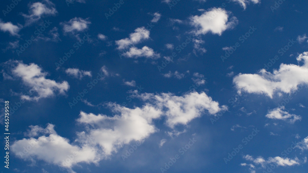 Fototapeta premium Altocumulus castellanus, nuages précurseurs d'une dégradation orageuse imminente