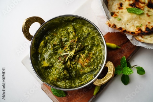 Fotografie Palak chicken or Saag Murgh - grilled chicken in creamy spinach gravy