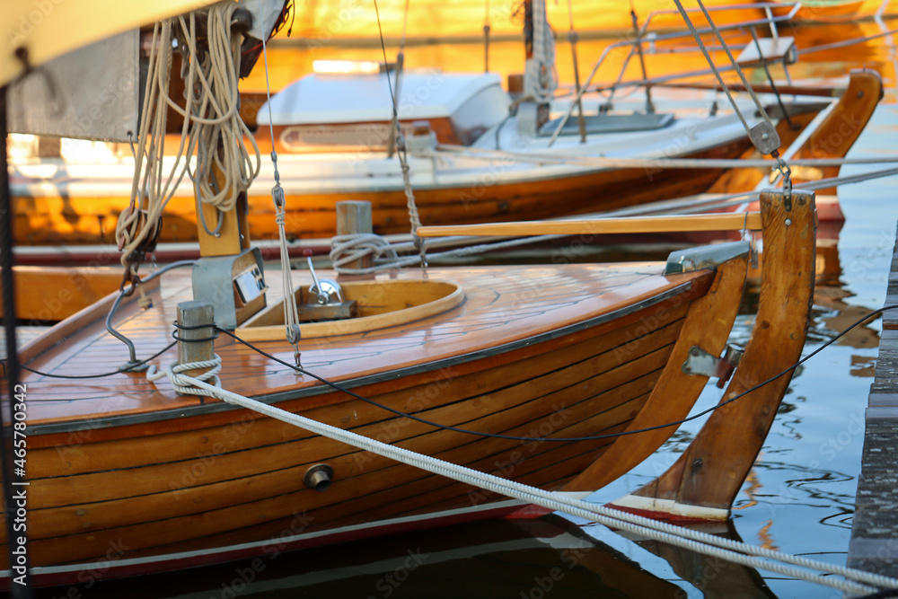 Details eines Segelboot. Ein Segelboot mit einem Schiffskörper aus feinsten bearbeiteten Holz.