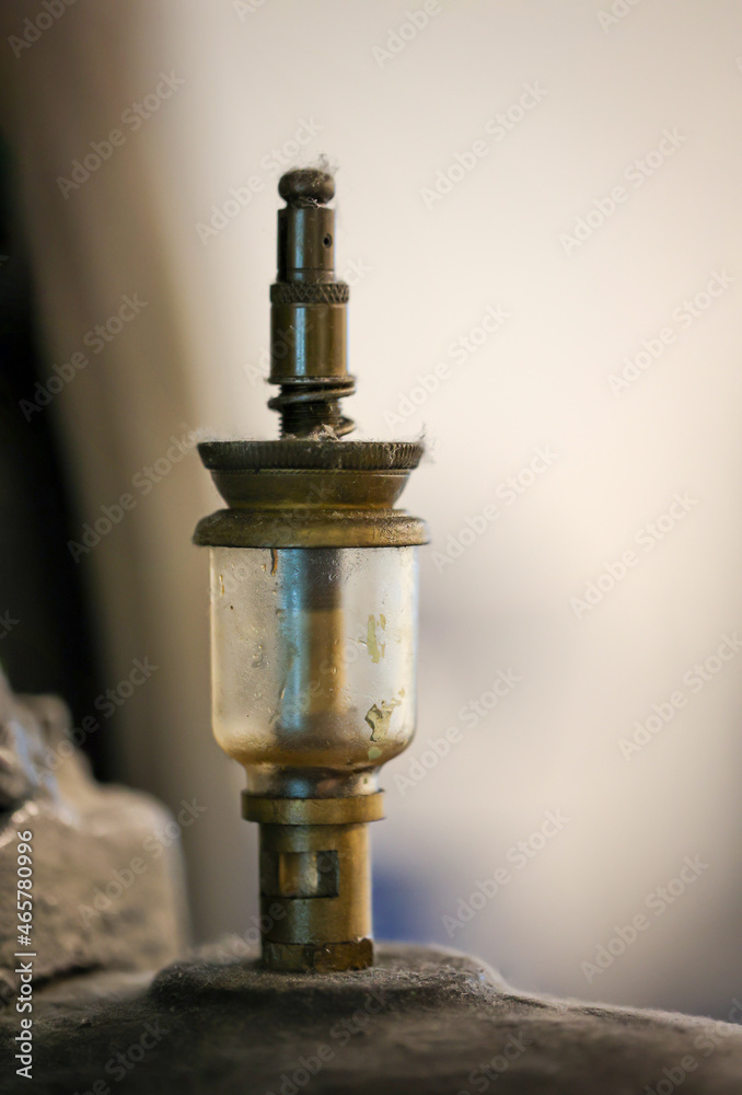 Ein alter industrieller Öler an einer alten Maschine, ein alter Schmiernippel. Ein alter industrieller Öler an einer alten Maschine, ein alter Schmiernippel.