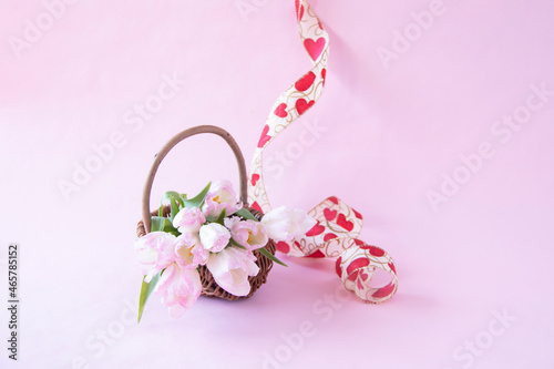 ハート模様のリボンと優しいピンクのチューリップの花かご