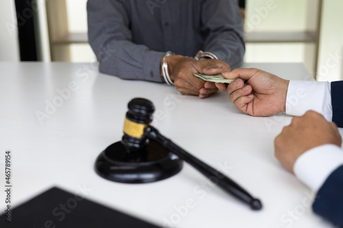 Billede på lærred A businessman pays bribes to a lawyer who decides the case.