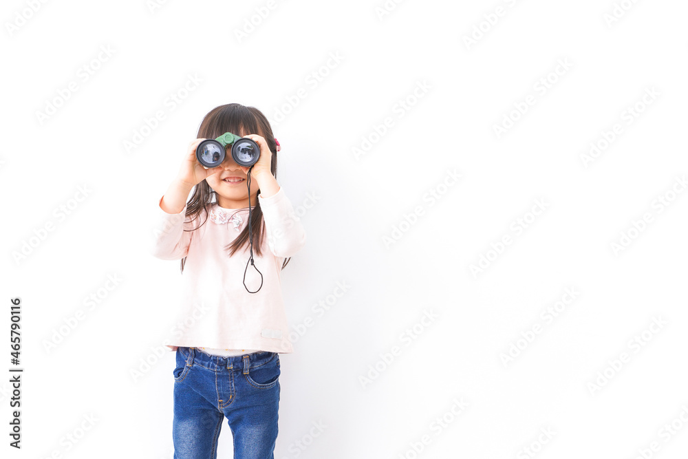 双眼鏡を使う子ども 双眼鏡を使う子ども