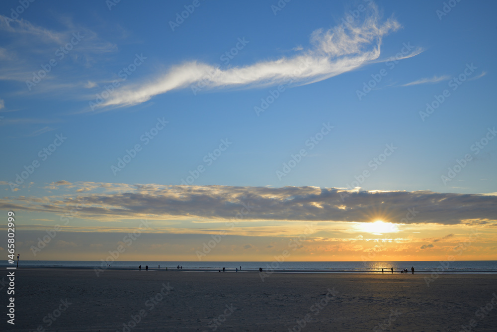 Menschen am Strand zum Sonnenuntergang