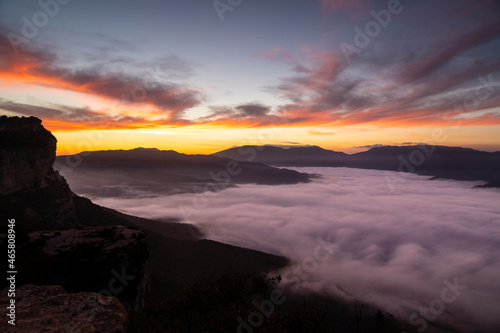 Acantilados de Tavertet (Cingles de Tavertet) con niebla al amanecer. Tavertet (Cabrerès Collsacabra), Osona, Catalunya, España.