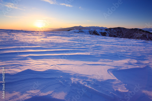 雪原の風紋と朝日と蓼科山と八ヶ岳, 美ヶ原,上田市,長野県