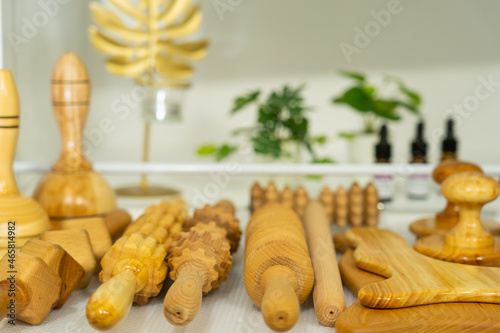 Obraz na płótnie herramientas de madera para una sesion de maderoterapia en una clinica de bellez