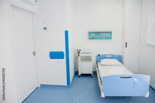Εκτύπωση καμβά Empty modern hospital room with oxygen concentrator