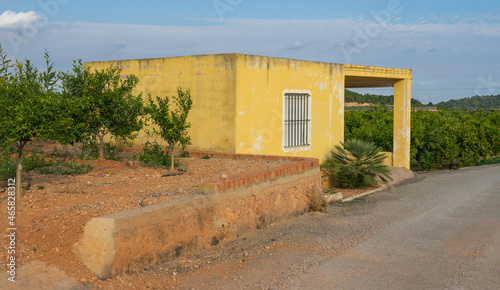 Casa amarilla para herramientas del campo en la huerta Saguntina © Molinero de Gúdar