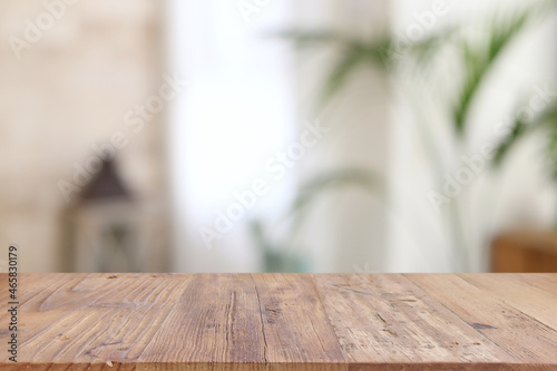 Canvas Print empty table board and defocused indoor background