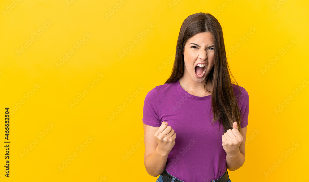 Obraz premium Teenager Brazilian girl over isolated yellow background frustrated by a bad situation