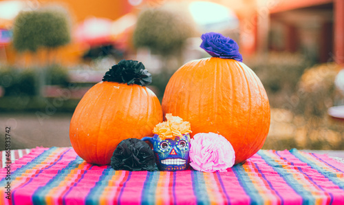 Calavera de día de muertos y calabaza de Halloween celebraciones combinadas en un hermoso paisaje 27 photo