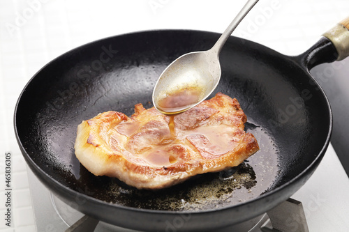 sauteed pork, galician chestnut pork collar.
Scoop the melted butter with a spoon and sprinkle it over the whole meat. This French cooking technique is called  
