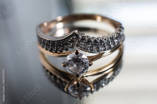 Cuadro en lienzo beautiful gold ring with zirconium on a mirror background