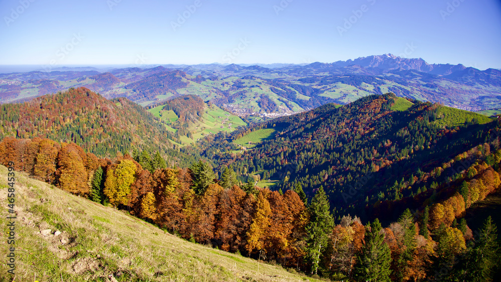 Schweizer Alpenlandschaft im Herbst