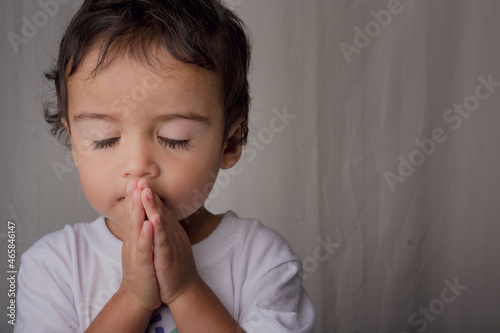 Photographie portrait of little boy praying to his god