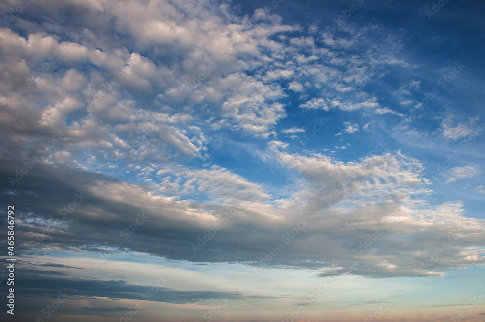 Obraz premium Beautiful clouds with blue sky in the background in south brazil