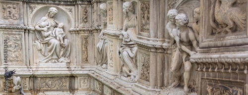 Fotografi The wall of the old building is decorated with medieval allegorical sculptures