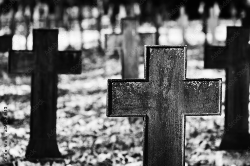 Stary stalowy krzyż na cmentarzu z wojskowym z pierwszej wojny światowej czarno biały - obrazy, fototapety, plakaty 