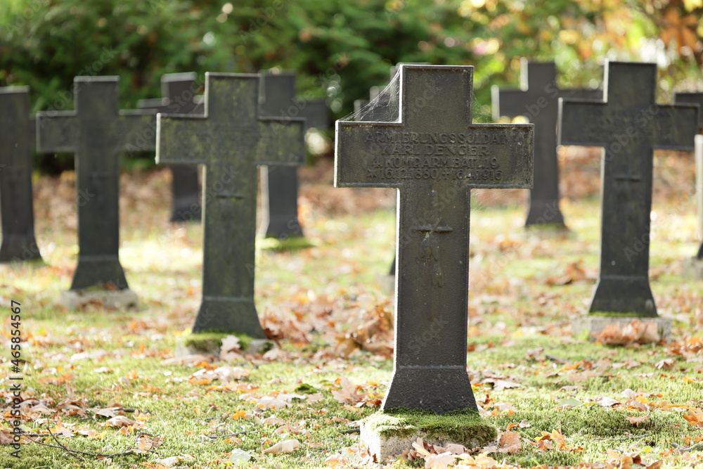Stary stalowy krzyż na cmentarzu z wojskowym z pierwszej wojny światowej. - obrazy, fototapety, plakaty 