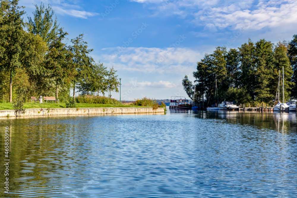 Fototapeta premium Die Elde-Mündung in Plau am See in den Plauer See
