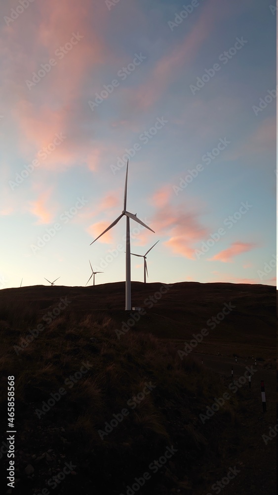 Obraz premium wind turbine at sunset