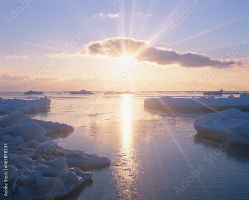 流氷と朝日, 別海町,北海道