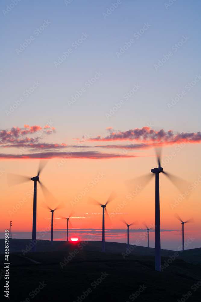 風力発電の風車と朝日, 稚内市,北海道
