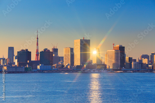 東京タワーと夕日に輝くベイエリアのビル群, 港区,東京都
