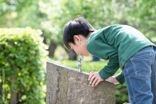 公園で水を飲む少年　熱中症予防 photo