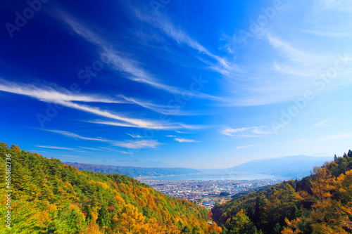紅葉のカラマツ林と八ケ岳連峰と諏訪湖と秋空, 塩尻市,長野県 photo