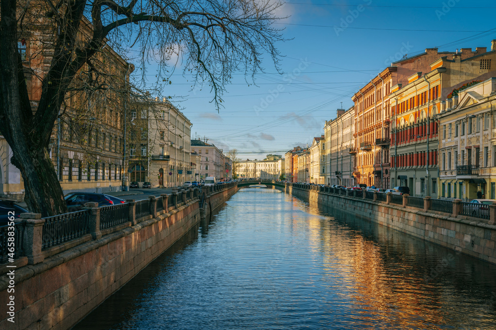 Obraz premium Embankment of the Griboyedov Canal on a sunny autumn morning, Saint Petersburg, Russia