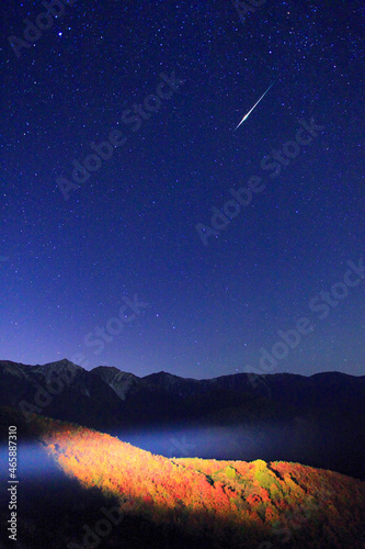 紅葉の樹林のライトアップと白馬岳など白馬三山と星空と流星, 白馬村,北安曇郡,長野県