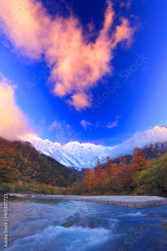 新雪と紅葉の穂高連峰と梓川の清流と朝焼け, 松本市,長野県