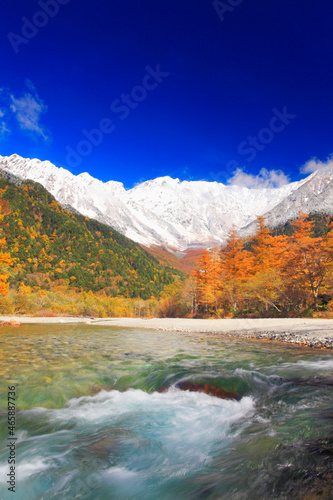 新雪と紅葉の穂高連峰と梓川の清流, 松本市,長野県