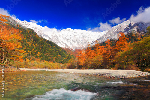 新雪と紅葉の穂高連峰と梓川の清流, 松本市,長野県