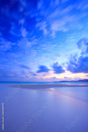 はての浜の渚と久米島ととトンバーラー岩と流れる雲,夕景, 久米島町,島尻郡,沖縄県