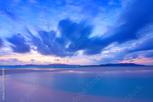 はての浜の渚と久米島と流れる雲,夕景, 久米島町,島尻郡,沖縄県