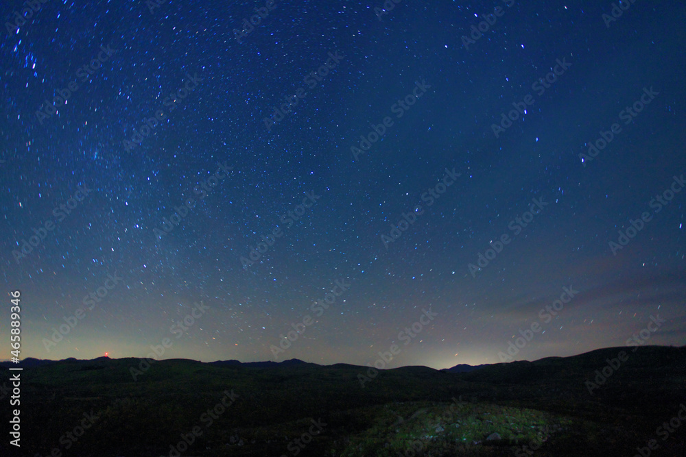 カルスト展望台から望む桂木山などの山並みと星空, 日本,美祢市,山口県 カルスト展望台から望む桂木山などの山並みと星空, 日本,美祢市,山口県