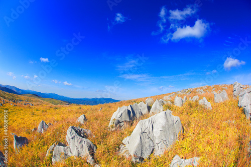カルスト台地の石灰岩と雁飛山と花尾山などの山並み, 日本,美祢市,山口県