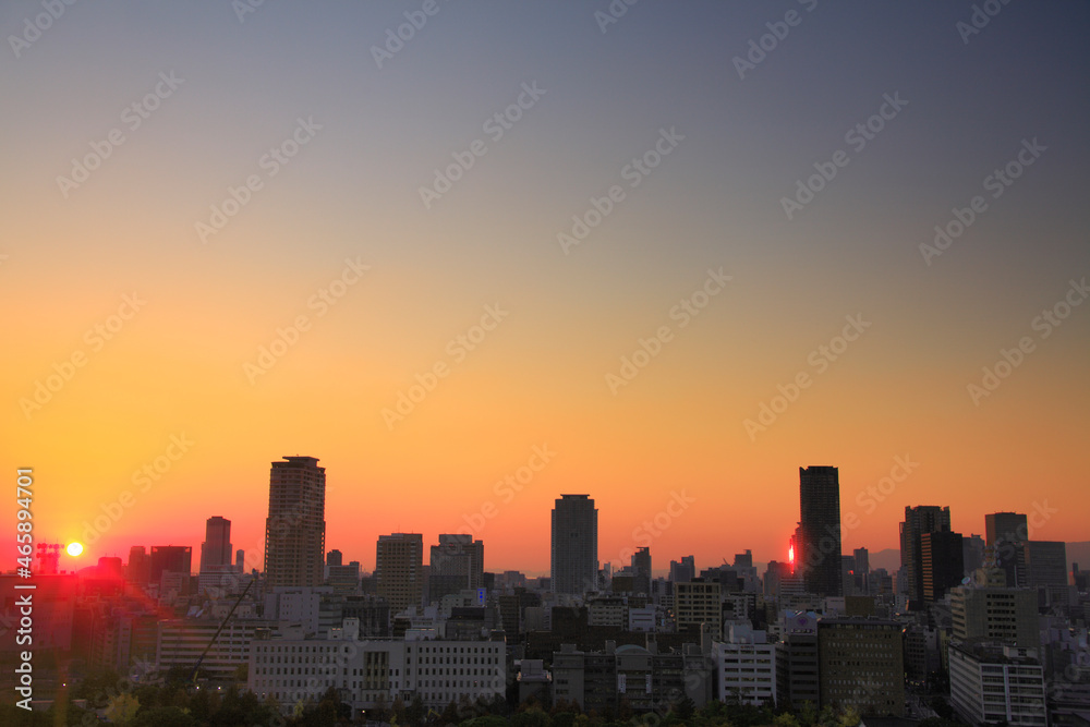 大阪城天守閣から望む西方向のビル群と夕日, 日本,大阪府,大阪市 大阪城天守閣から望む西方向のビル群と夕日, 日本,大阪府,大阪市