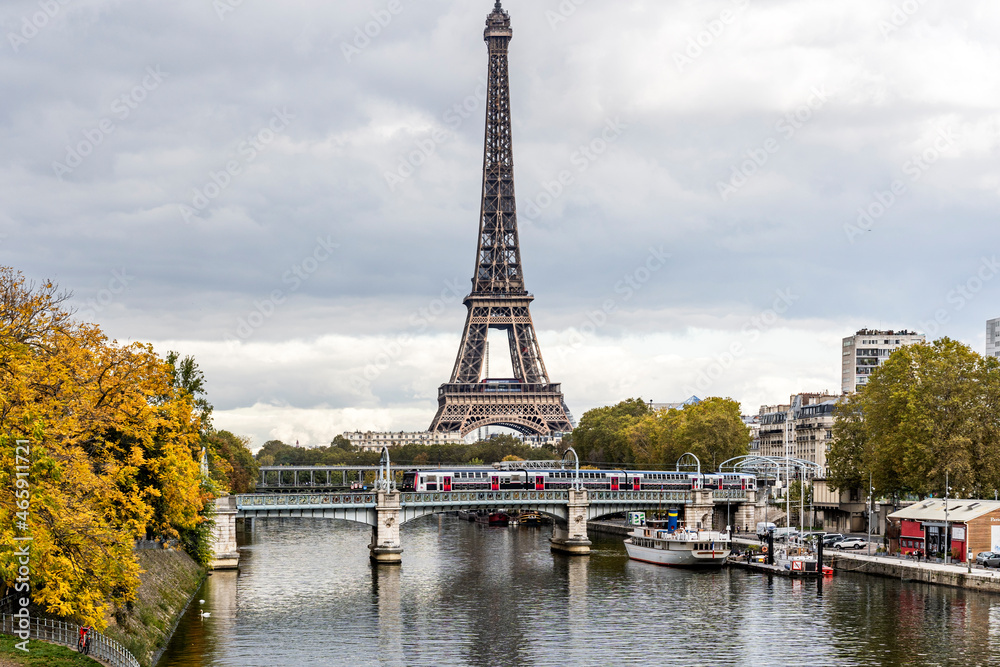 Fototapeta premium Eiffel Tower from the bridge of Bir-Hakeim in Paris France