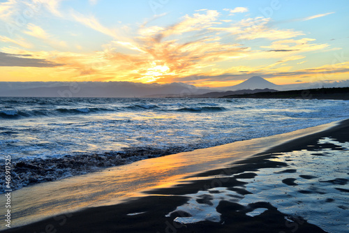 茅ヶ崎海岸から眺める夕日と富士山