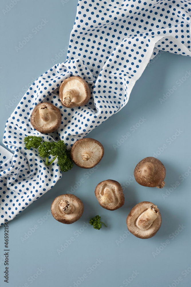 Obraz premium shiitake mushrooms with polka dot kitchen cloth