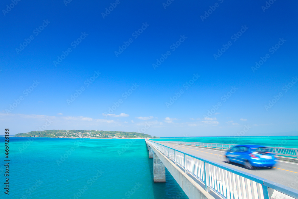 自動車と古宇利大橋と古宇利島, 名護市,沖縄県 自動車と古宇利大橋と古宇利島, 名護市,沖縄県