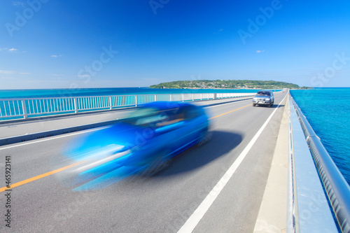 自動車と古宇利大橋と古宇利島, 名護市,沖縄県