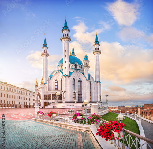 Kul-Sharif mosque in the Kazan Kremlin and red flowers