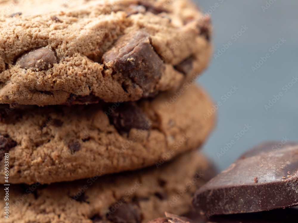 Fototapeta premium Chocolate chip cookies on a gray background.