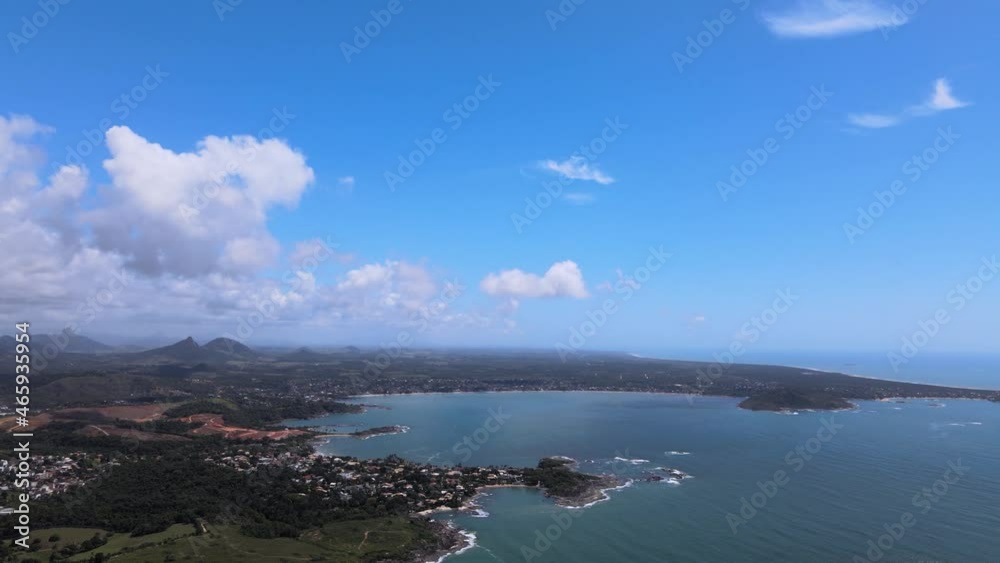 Imagens de drone da praia do Morro em Guarapari, uma manhã ensolarada na praia do Espírito Santo.