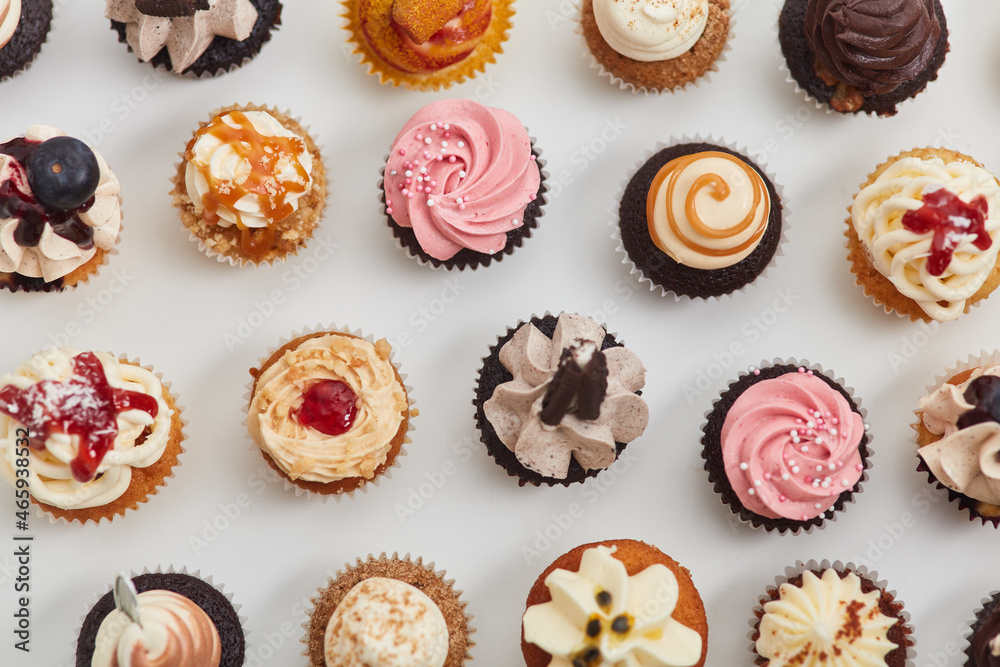 Vieltfalt und Auswahl Konzept mit bunten Cupcakes von oben